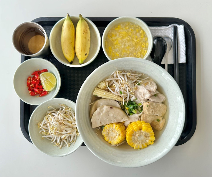 Một bữa trưa với món chay đầy đủ dinh dưỡng tại nhà máy Ajinomoto.