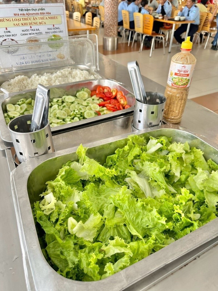 Quầy rau bổ sung nhằm khuyến khích nhân viên dùng thêm rau, đảm bảo lượng chất xơ cho cơ thể.