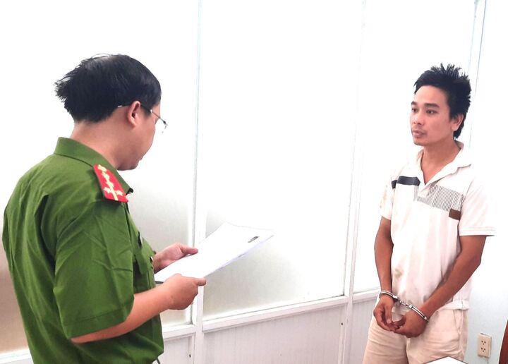 Cơ quan công an tống đạt quyết định khởi tố, bắt giam Minh.