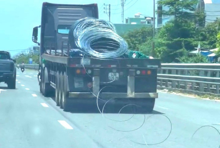 Hình ảnh cuộn thép trên xe đầu kéo rải xuống đường. (Ảnh: Cắt từ Clip)