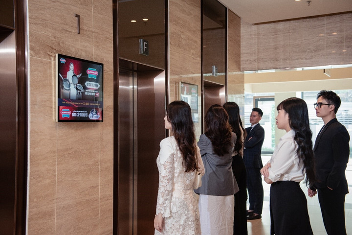 Màn hình quảng cáo của Chicilon Media đặt tại sảnh chờ thang máy các tòa nhà cao cấp.