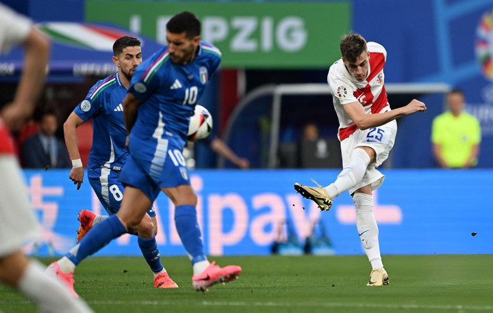 Croatia tìm kiếm bàn thắng từ những cú sút xa.