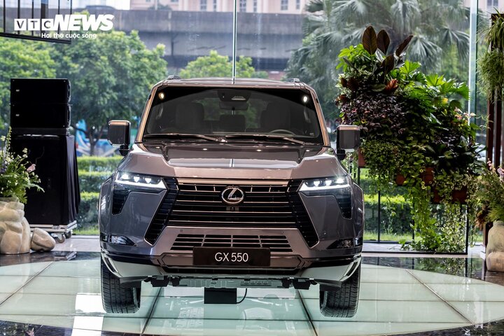 Lexus GX550 hoàn toàn mới sở hữu thiết kế vuông vắn, cứng cáp, nam tính và đậm chất offroad.