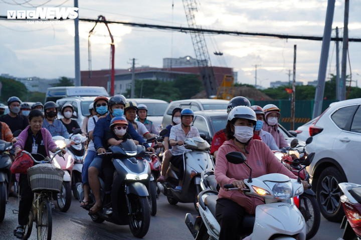 Thời tiết TP.HCM hôm nay 25/6, sáng đến trưa trời nắng gián đoạn, chiều tối có mưa dông.