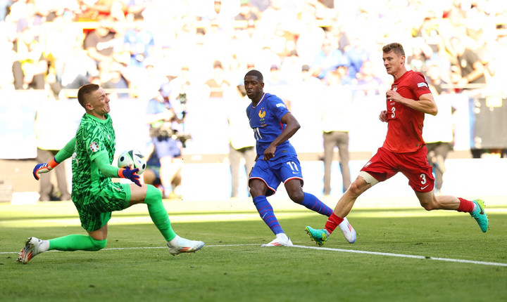 Cơ hội tốt nhất của đội tuyển Pháp sau 30 phút đầu tiên là cú sút của Dembele. (Ảnh: Reuters)