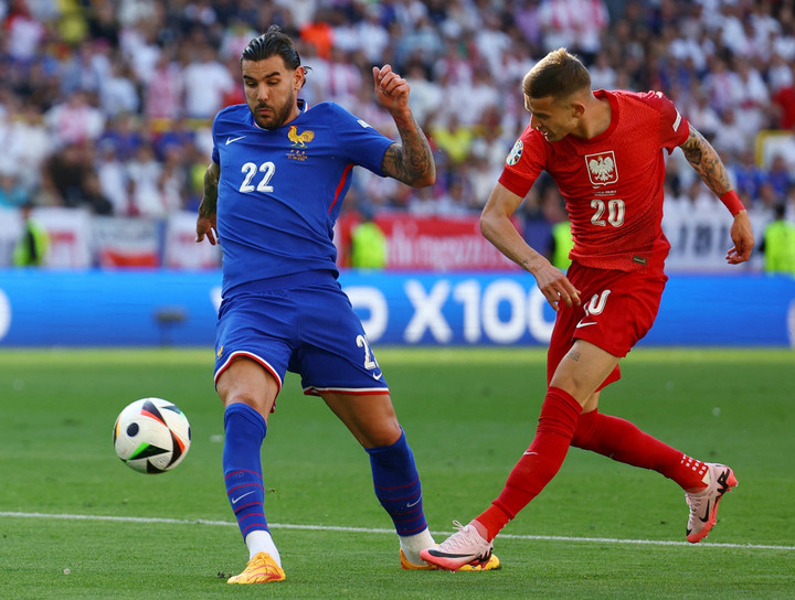 Ba Lan chơi tốt trong giai đoạn đầu trận. (Ảnh: Reuters)