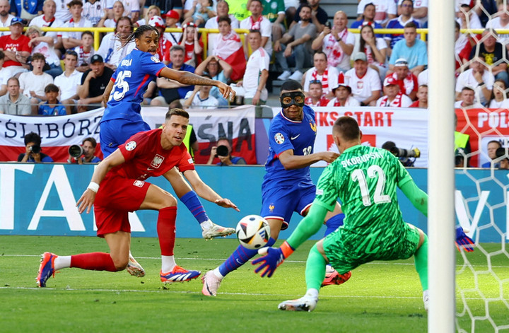 Thủ môn của Ba Lan xuất sắc. (Ảnh: Reuters)