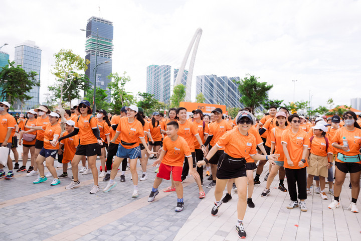 Trong không khí phủ đầy sắc cam rực rỡ, người tham dự cùng nhau thực hiện các hoạt động thể hiện tinh thần sống đầy từng khoảnh khắc.