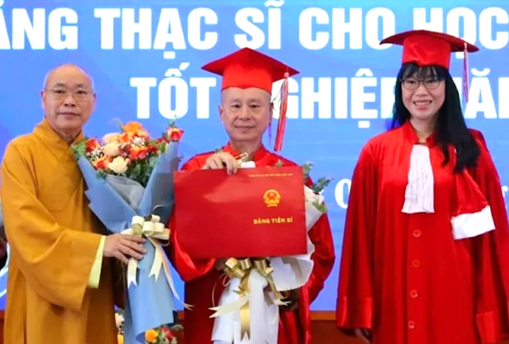 Yêu cầu ĐH Luật báo cáo việc ông Thích Chân Quang nhận bằng tiến sĩ trong 2  năm