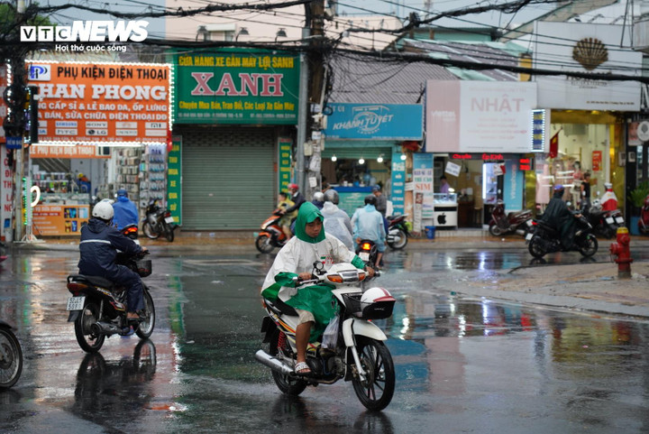 Thời tiết TP.HCM hôm nay 26/6, sáng đến trưa trời nắng gián đoạn, về chiều mưa có xu hướng giảm nhẹ.