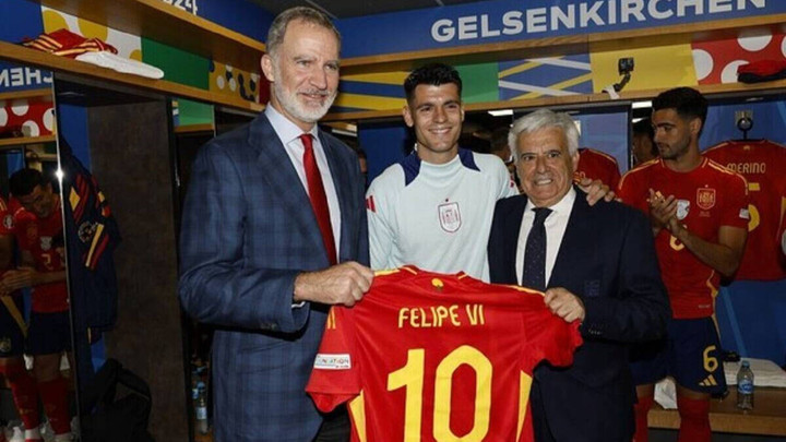 Vua Philipe VI (trái), Alvaro Morata (giữa) và chủ tịch Pedro Rocha trong phòng thay đồ Tây Ban Nha sau trận thắng Italy.