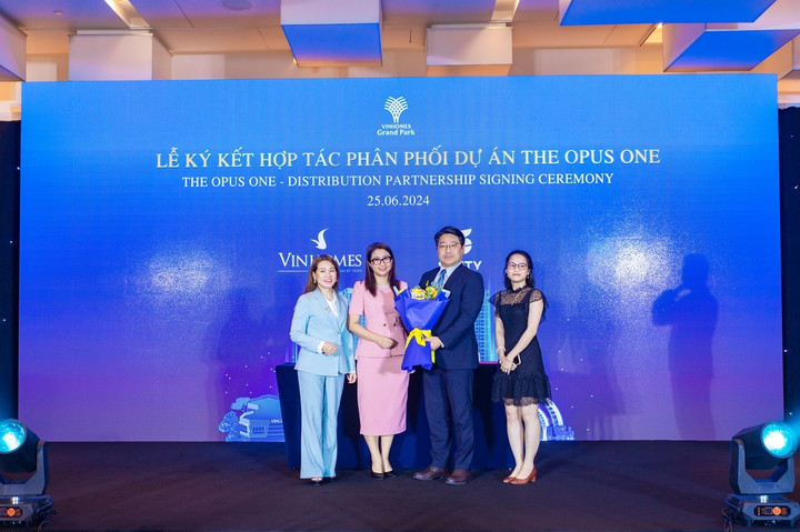 Đại diện Vinhomes và Samty Asia Investments kí kết hợp tác phân phối dự án.