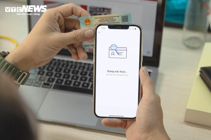 Quét căn cước công dân là bước gặp nhiều trục trặc nhất khi xác thực sinh trắc học. (Ảnh: Minh Đức)