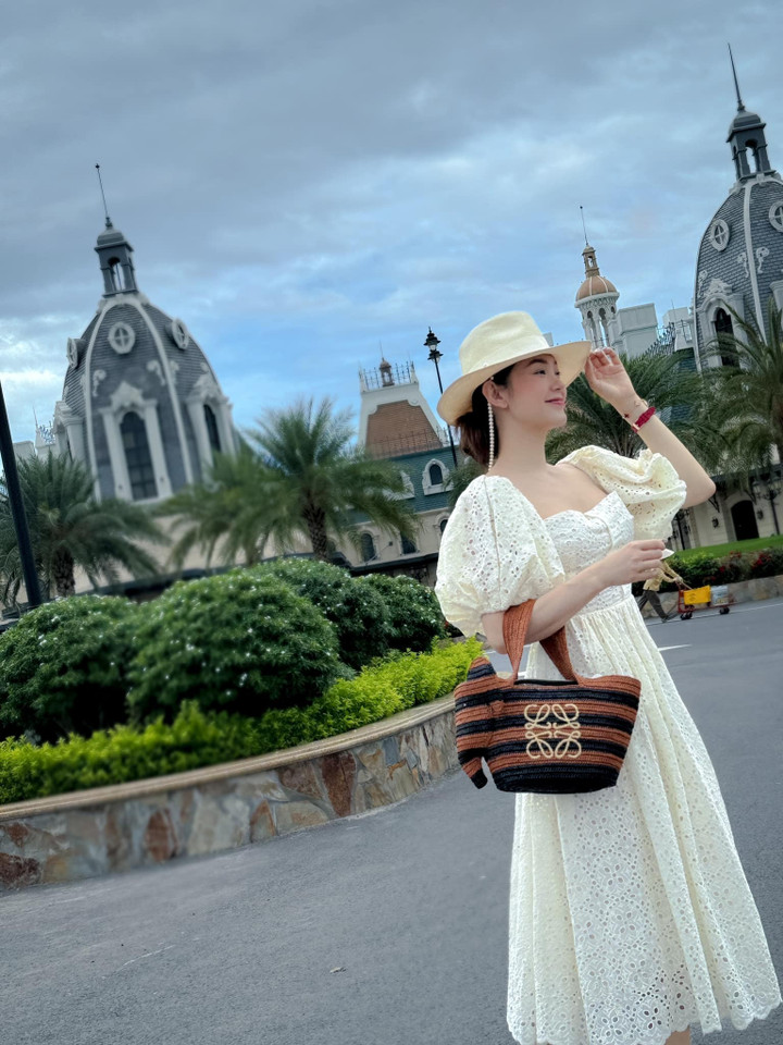 Cô được nhiều người ngưỡng mộ vì vừa có hôn nhân viên mãn, vừa có sự nghiệp rực rỡ.