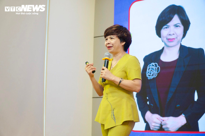 Bà Đặng Thúy Hà tại tọa đàm.