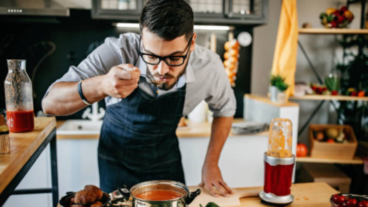 Có nhiều mẹo giảm độ mặn của món ăn mà không cần thêm nước. (Ảnh minh hoạ: Istock)