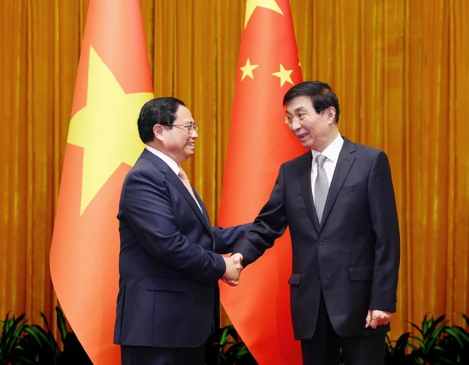 Thủ tướng Phạm Minh Chính hội kiến Chủ tịch Chính hiệp toàn quốc Trung Quốc Vương Hộ Ninh chiều 26/6/2024. (Ảnh: Dương Giang/TTXVN)