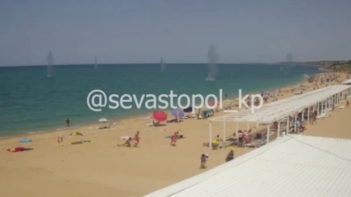 Đạn chùm từ tên lửa Ukraine đánh trúng bãi biển Uchukuevka vào đúng thời điểm có đông người dân lẫn du khách đến đây tắm nắng.