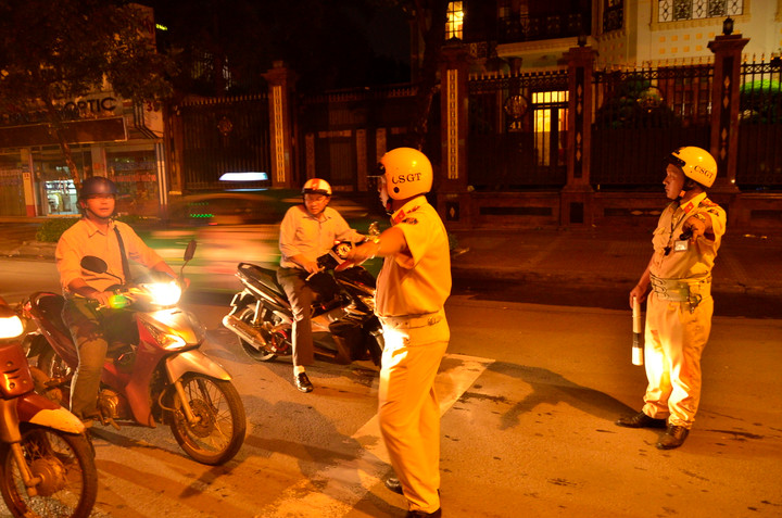 Xe máy bật đèn chiếu xa trong khu đông dân cư bị phạt bao nhiêu tiền? - 1