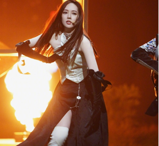 Quách Bích Đình trở lại với chương trình truyền hình "Tỷ tỷ đạp gió rẽ sóng 5" và nhận được sự quan tâm của công chúng. (Ảnh: Sohu)