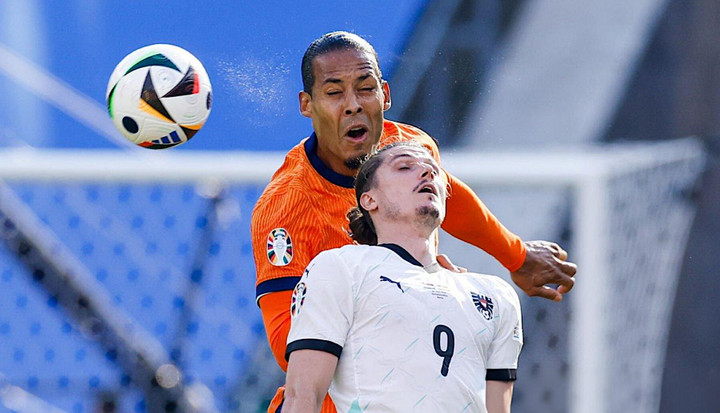 Đội tuyển Áo (trắng) đánh bại đội tuyển Hà Lan.