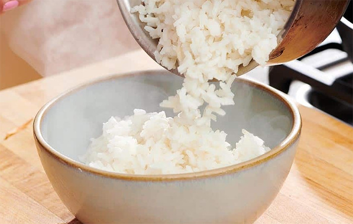 Cơm nguội có thể dẻo thơm như mới nếu bạn biết cách hâm nóng. (Ảnh: Recipes)