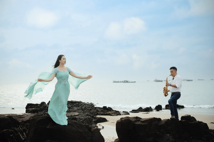 Hình ảnh trong MV "Chỉ biết yêu anh" của Sao Mai Huyền Trang.