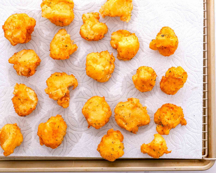 Sử dụng giấy thấm dầu để loại bỏ lượng dầu thừa, giúp món ăn giòn hơn. (Ảnh: Jo Cooks)