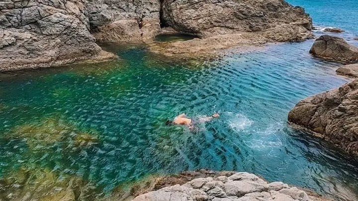 Mũi Nghê là địa điểm du lịch nổi tiếng với vẻ đẹp mang đậm nét hoang sơ và hùng vĩ.