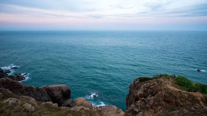 Nước biển tại Mũi Nghê rất trong xanh và tươi mát.