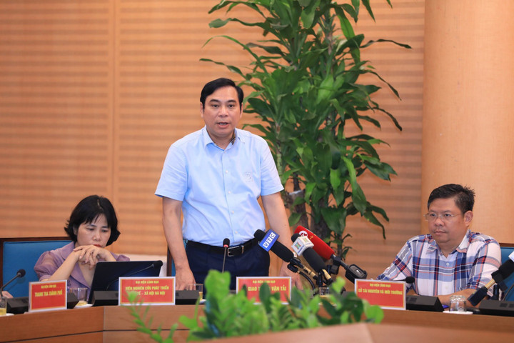 Ông Đào Duy Phong - Phó Giám đốc Sở GTVT Hà Nội thông tin tại họp báo.