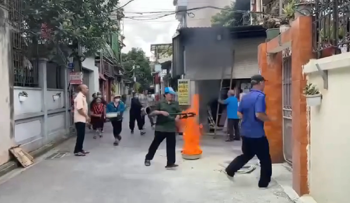 Mọi người nháo nhác chạy đến dập lửa.