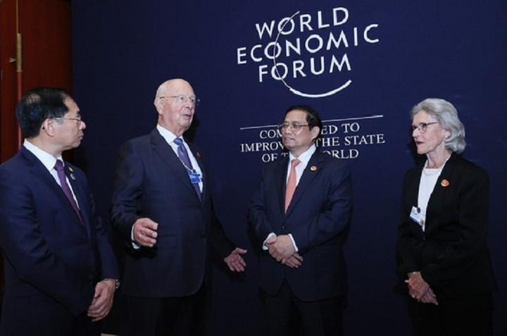 Thủ tướng Phạm Minh Chính và Giáo sư Klaus Schwab, nhà sáng lập kiêm Chủ tịch điều hành WEF.