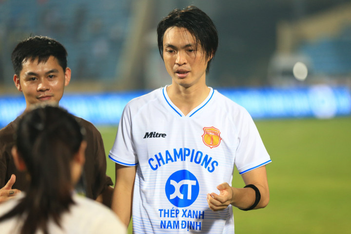 Tuấn Anh không biểu lộ nhiều cảm xúc khi giành chức vô địch cùng Nam Định.