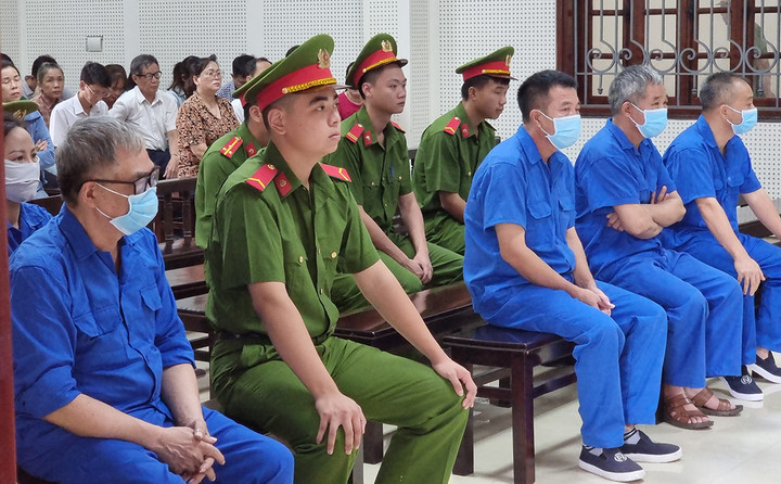 Các bị cáo tại phiên toà phúc thẩm.