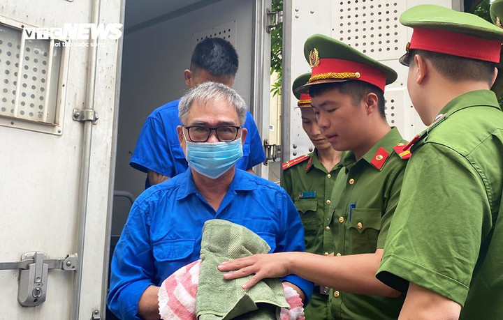 Bị cáo Đỗ Hữu Ca được dẫn giải tới phiên toà phúc thẩm.