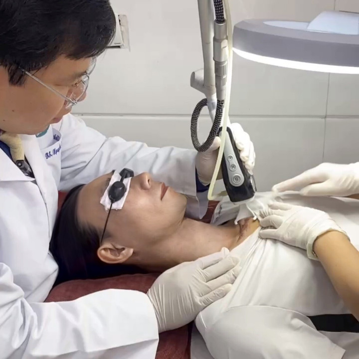 Bác sĩ điều trị sẹo cho bệnh nhân.