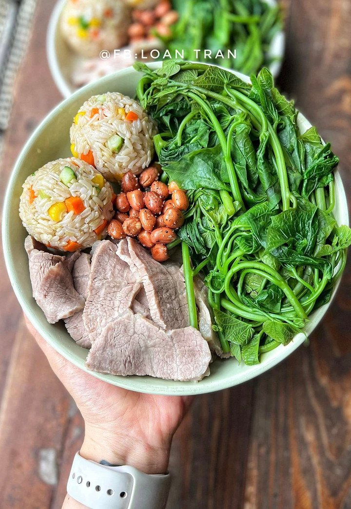 Thực đơn gồm cơm lứt và rau củ, rau lang luộc, thịt nạc dăm luộc, lạc rang.