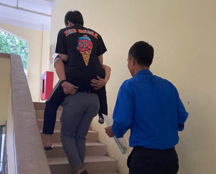 Nam sinh lớp 12 thi tại điểm trường THPT Tân Dân (Phú Xuyên) được trêu đùa là thí sinh VIP nhất vì có người cõng tận lên phòng thi.