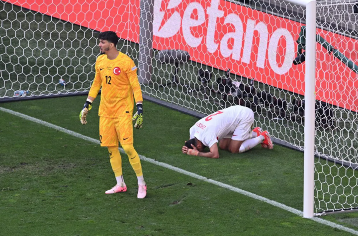 Thủ thành Altay Bayindir chủ yếu ngồi dự bị tại Man Utd ở mùa giải 2023/24, tuy nhiên anh được HLV Thổ Nhĩ Kỳ Vincenzo Montella cho bắt chính ở trận gặp Bồ Đào Nha hôm 22/6. Bayındır thủng lưới 3 bàn trước Bồ Đào Nha. Đây cũng là trận duy nhất mà HLV Montella sử dụng thủ môn Man Utd ở vòng bảng EURO 2024. Thủ thành Mert Gunok bình phục chấn thương và ngay lập tức giành lại vị trí.