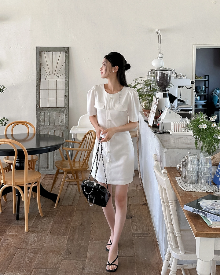 Với vẻ đẹp thanh tao, tinh tế và dễ dàng phối đồ, váy trắng sẽ giúp bạn tự tin tỏa sáng trong mọi hoàn cảnh.