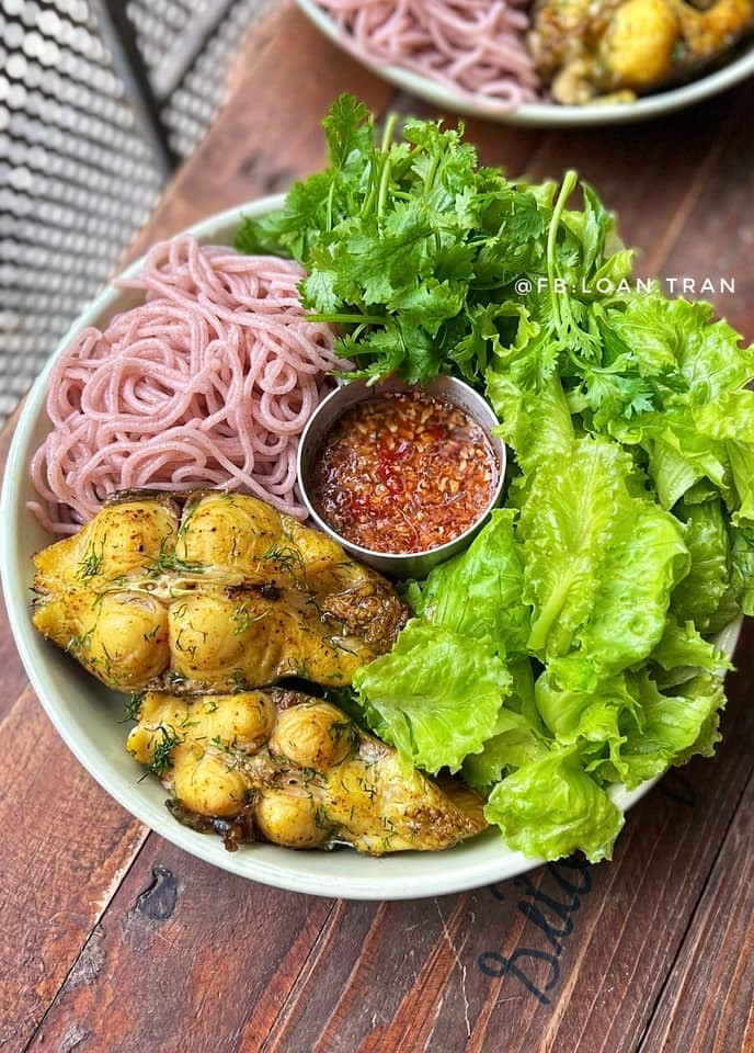 Bún lứt ăn với cá nướng và rau sống.