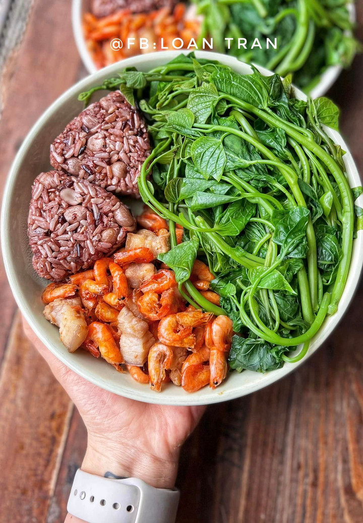 Cơm lứt mix lạc, rau lang luộc, tôm rang thịt.