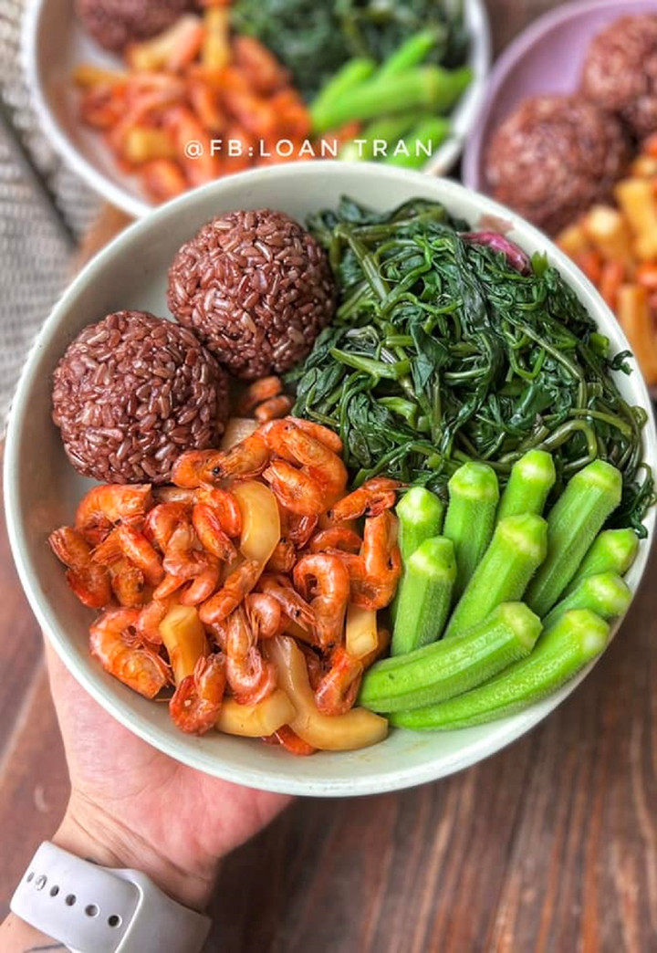 Cơm lứt, tôm rang dừa, rau muống luộc, đậu bắp luộc.