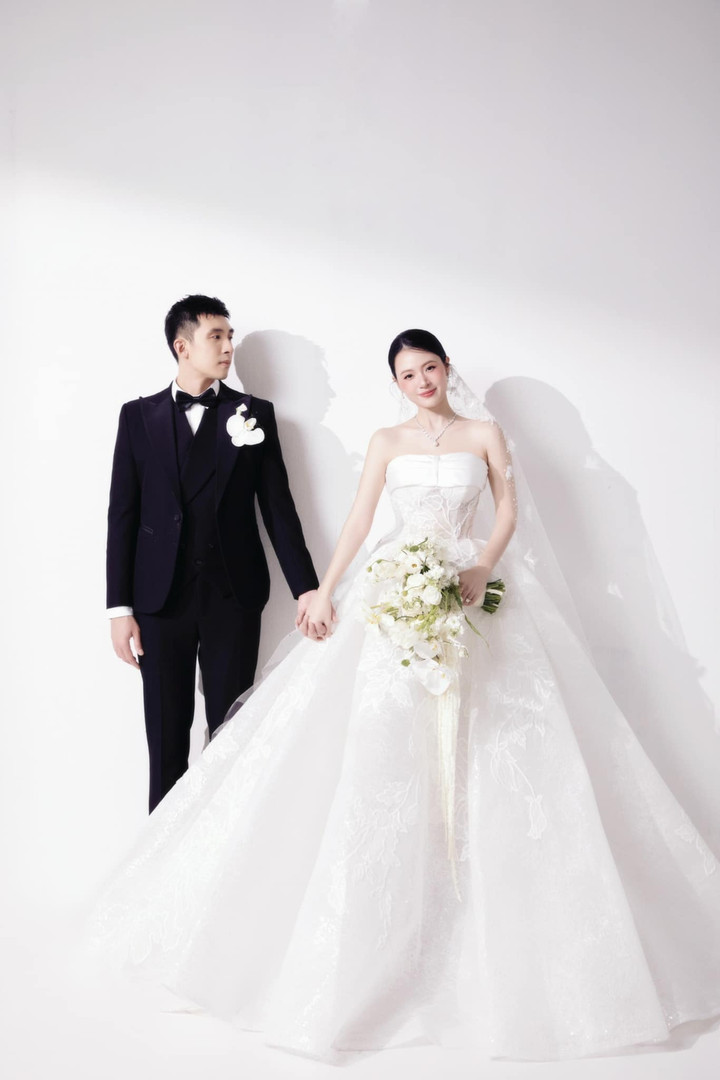 Loạt ảnh ghi lại những khoảnh khắc Minh Đạt say đắm nhìn nửa kia khiến công chúng ngưỡng mộ Midu.