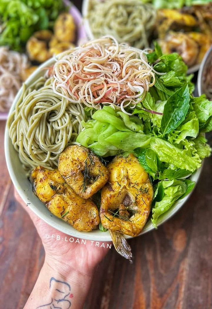 Đổi bữa với món bún lứt, cá bò sông nướng ăn kèm rau sống, hoa chuối.