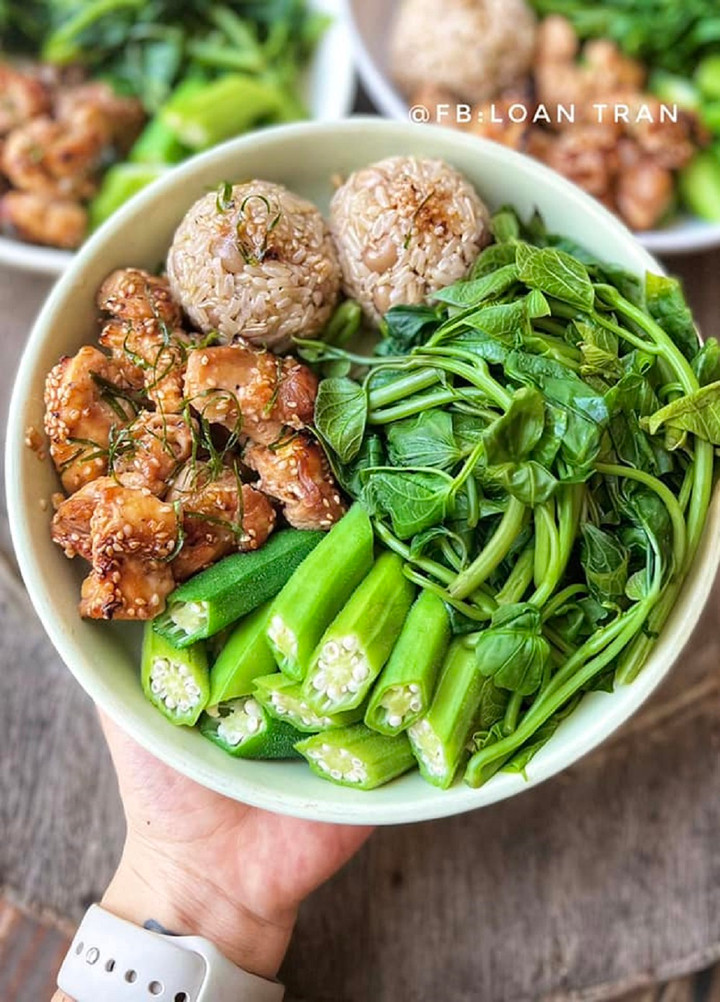 Cơm lứt mix lạc, thịt gà nướng lá chanh, rau lang, đậu bắp luộc.