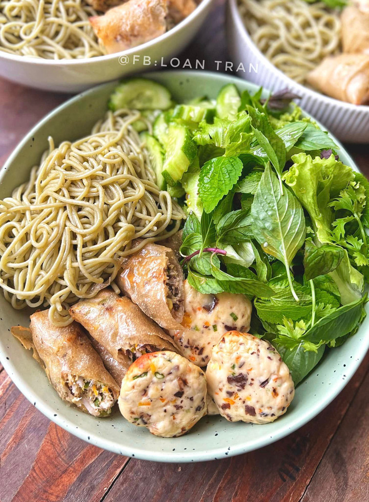 Bún lứt, chả nem ức gà, chả ức gà và rau sống.