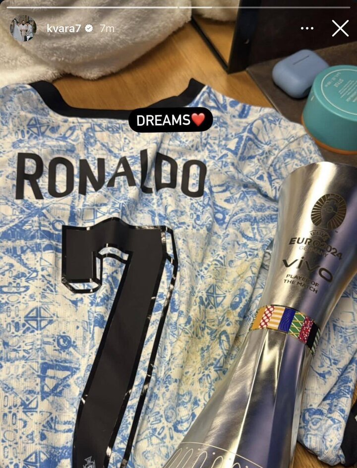 Striker Khvicha Kvaratskhelia "showed off" Ronaldo's shirt on Instagram.