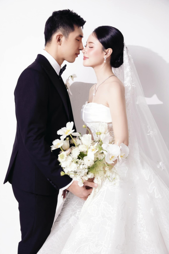 Trong bộ ảnh này, Midu lựa chọn chiếc váy cưới trắng tinh khôi, với thiết kế cúp ngực tôn lên nét đẹp thanh thoát của cô dâu.